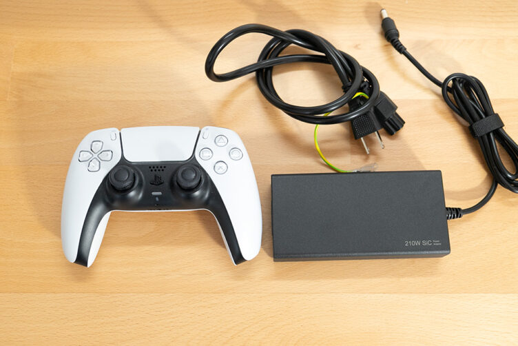 PS5コントローラーとバッテリーのサイズ比較