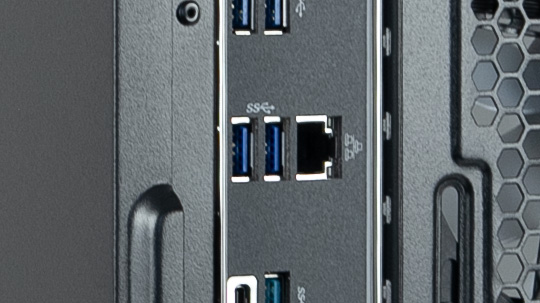 ネットワークを表すマークの実機のLANポート